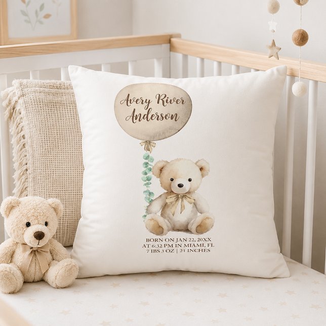 Almohada de nacimiento de osito de peluche neutral (Serene nursery with birth announcement pillow)