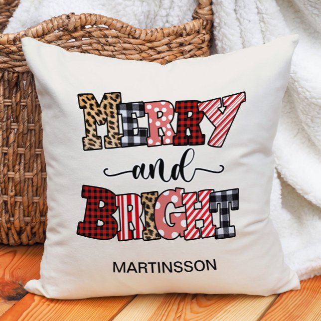Almohada de Navidad Alegre y Brillante con Nombre  ("Merry and Bright" Christmas decorator pillow personalized with your name.)