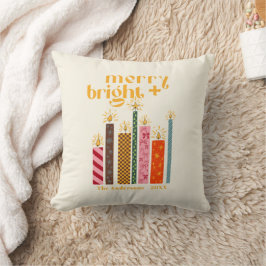Almohada de Navidad Merry + Bright ilustrada a man