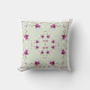 Almohada de orquídeas rojas y verdes con monograma