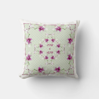 Almohada de orquídeas rojas y verdes con monograma