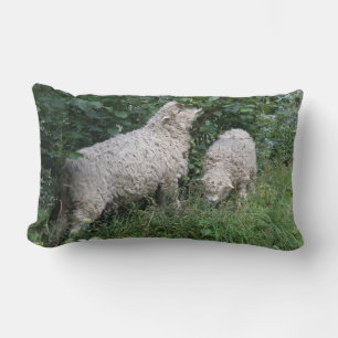 Almohada de oveja linda comiendo hojas