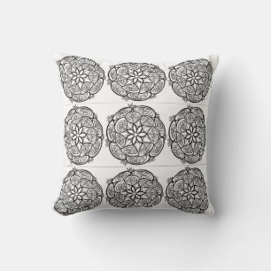 Almohada de patrón de círculo de mandala blanco y 