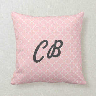 almohada de patrón de cuatrefoil rosa en monograma