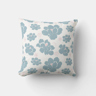 Almohada de patrón floral azul y rosa neutro