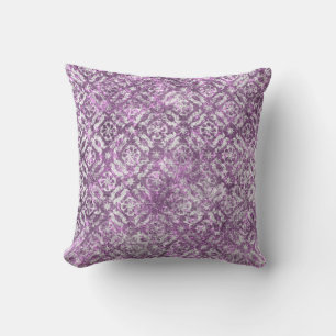 almohada de patrón morado y blanco