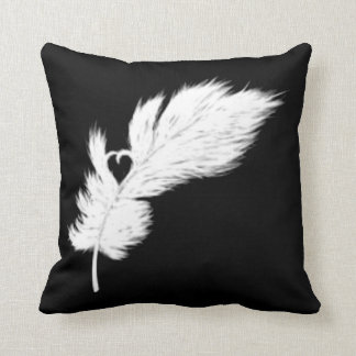 almohada de plumas de ángel blanco y negro