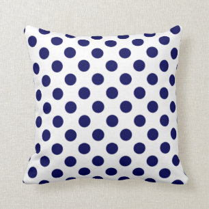 Almohada de punto de polka azul y blanca de la mar