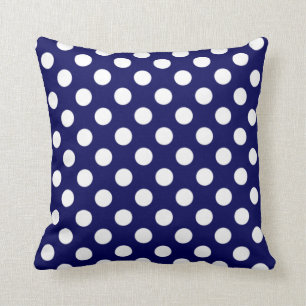 Almohada de punto de polka azul y blanca de la mar
