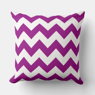 Almohada de rayas en zig-zag violetas