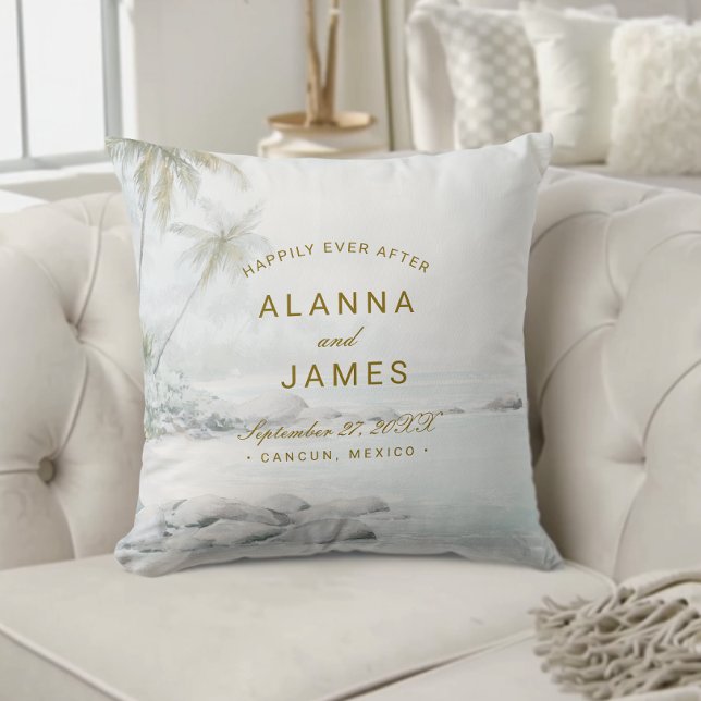 Almohada de recuerdo de boda de playa con acuarela (Personalized beach wedding pillow with “Alanna and James” text on a cream tufted couch.)