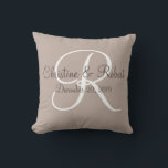 almohada de regalo de boda monogramada<br><div class="desc">Un maravilloso regalo boda personalizado,  monogramado con los nombres de las parejas y la fecha. También un buen regalo de aniversario.</div>