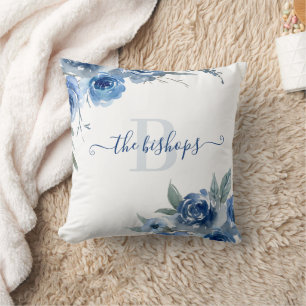 Almohada de rosa azul con acuarela monogramada