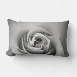 Almohada de rosa en blanco y negro