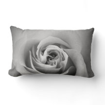 Almohada de rosa en blanco y negro