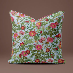 Almohada de rosa rosa vintage en suave azul cielo