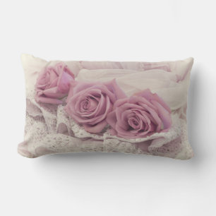 Almohada de rosas y encaje de naturaleza muerta