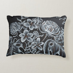 almohada de sketch floral negro