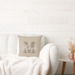 Almohada de throw personalizada con monograma en b<br><div class="desc">Almohada de throw personalizada con monograma de nombre en beige taupe, caqui y blanco. Cojín personalizable con monograma de nombre y letra inicial. Color de fondo personalizable. Diseño de tipografía de lujo elegante. Decoración de hogar chic y elegante para sofá, sillón o cama.</div>