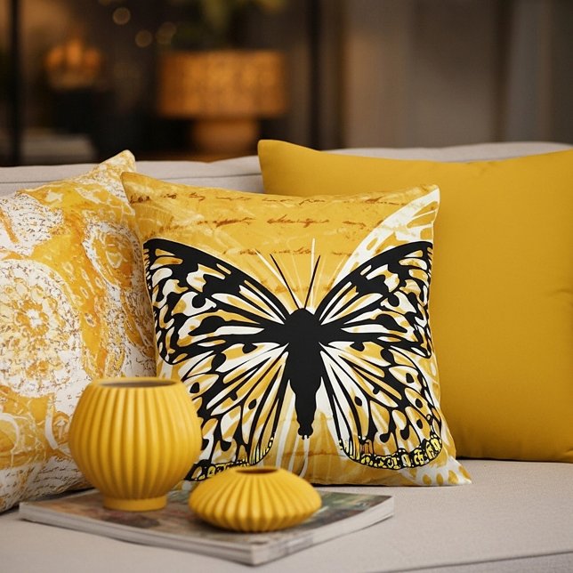Almohada de tirar con escritura dorada y mariposa (Subido por el creador)