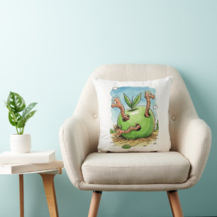 Almohada de tirar con gusanos lindos en manzana ve