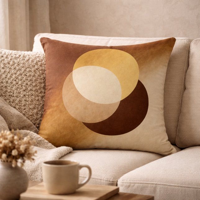 Almohada de tirar con superposición de marfil y or (Ivory and gold overlap art brings a polished, warm accent to any neutral space.)