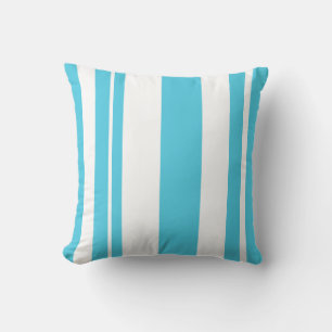 almohada de tiro con tira blanca y azul claro
