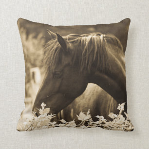 Almohada de tiro marrón hermosa del caballo