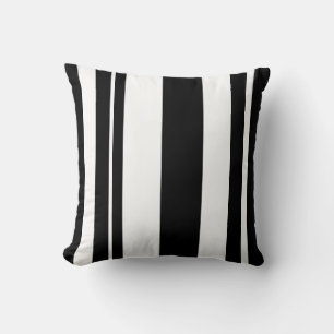 Almohada de tiro rayada blanca y negra