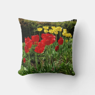 almohada de tulipanes rojos y amarillos