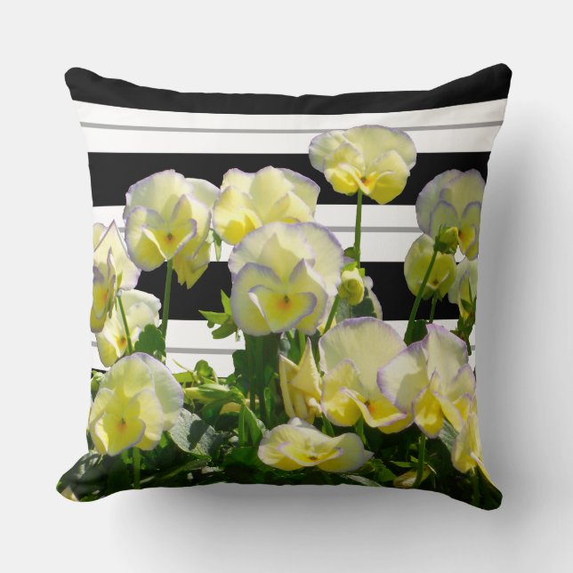 Almohada de violas amarillas sobre rayas negras y  (Anverso)