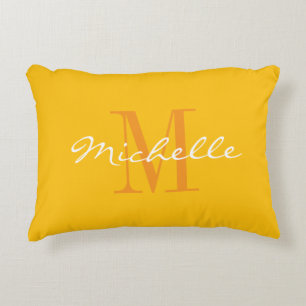 Almohada decorativa amarilla con monograma de nomb