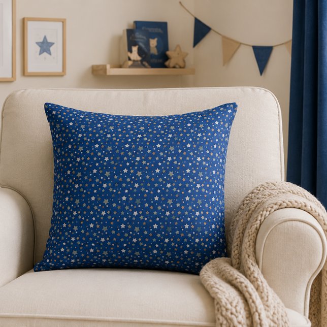 Almohada decorativa Blue Star Nursery (Blue star nursery throw pillow adding timeless celestial charm to a cozy modern baby room.
)