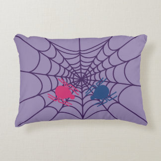 Almohada decorativa con acento de telaraña y coraz
