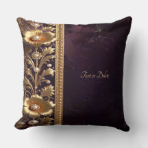 Almohada decorativa con adorno floral dorado