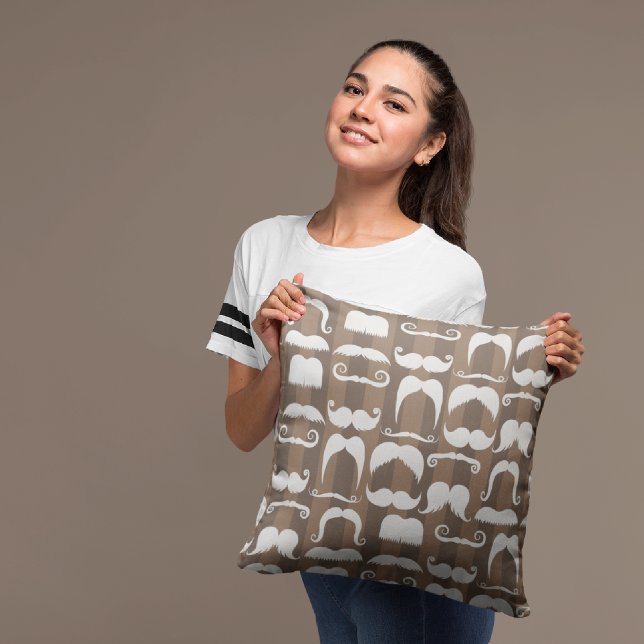 Almohada decorativa con bigotes (Subido por el creador)