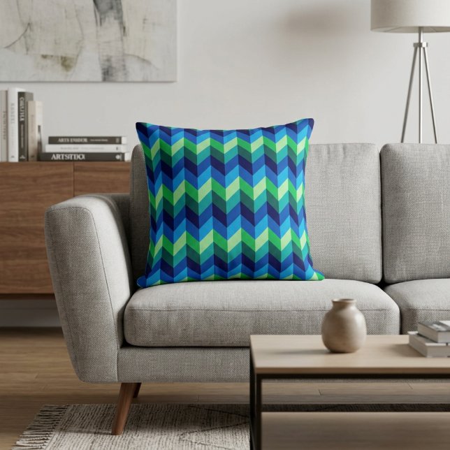 Almohada decorativa con chevrones ombré azul verde (Blue Green Ombre Chevrons Throw Pillow on a sofa in a modern style living room.)