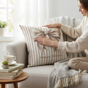 Almohada decorativa con diseño de lazo beige elega