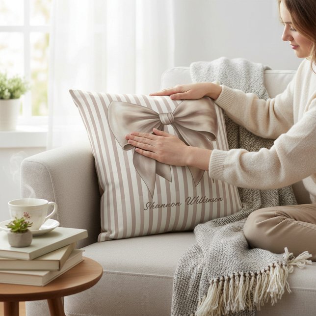 Almohada decorativa con diseño de lazo beige elega (Subido por el creador)