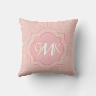 Almohada decorativa con diseño rosa monogramado