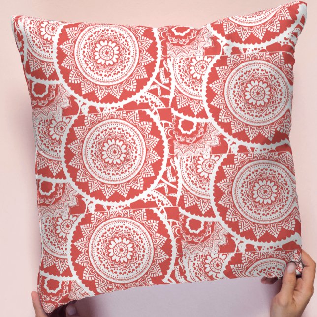 Almohada decorativa con estampado de mandala rojo  (Subido por el creador)