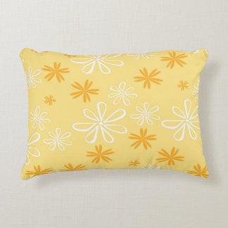 almohada decorativa con estampado floral blanco y 