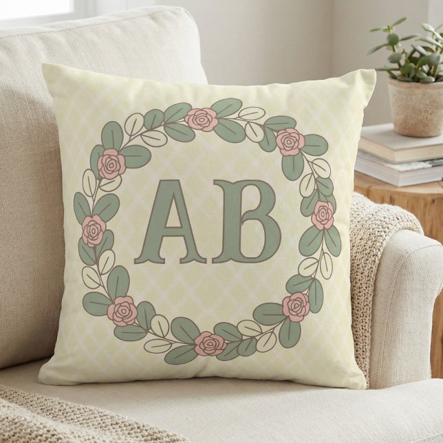 Almohada decorativa con monograma de corona de ros (Pastel rose wreath in soft green. pink and cream with initials in the center for a girly girl.)