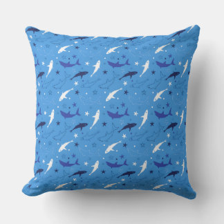 Almohada decorativa con patrón de tiburón azul