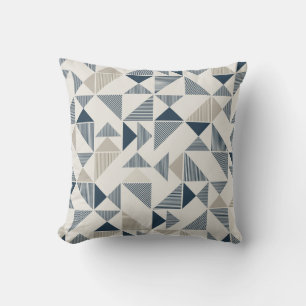 Almohada decorativa con patrón geométrico azul y b