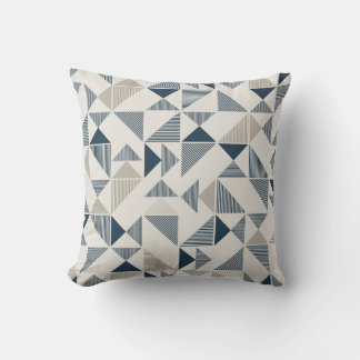 Almohada decorativa con patrón geométrico azul y b