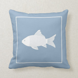 almohada decorativa con pescado blanco en azul