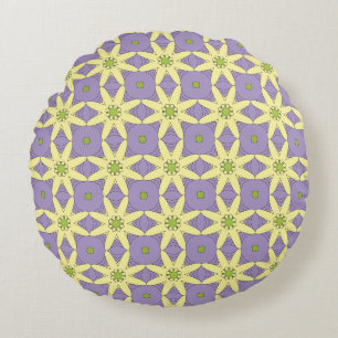 almohada decorativa con un patrón geométrico