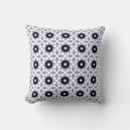 almohada decorativa con un patrón geométrico