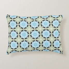 almohada decorativa con un patrón geométrico